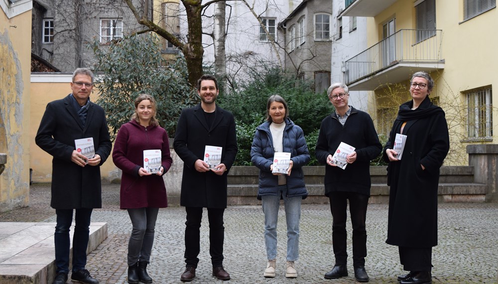 Laden herzlich zu den Orgelkonzerten 2024 (v.l.): Die VeranstalterInnen Hannes Torggler, Johanna Strickner, Elias Praxmarer, Kurt Estermann und Eva-Maria Sens mit StRin Uschi Schwarzl (4. v.l.).