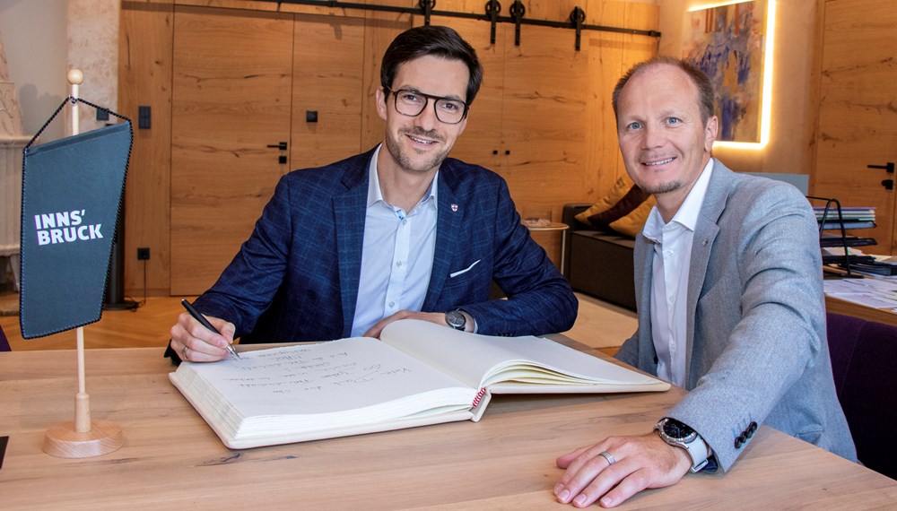 Oberbürgermeister Martin Horn bedankte sich im Goldenen Buch der Stadt Innsbruck für 62 Jahre Städtepartnerschaft.