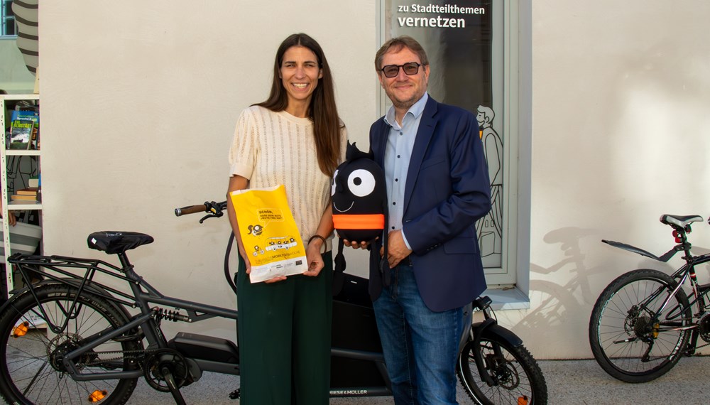 Stadträtin Janine Bex und der künftige technische Geschäftsführer der Innsbrucker Verkehrsbetriebe (IVB), Ekkehard Allinger-Csollich, freuen sich gemeinsam mit Maskottchen „Edgar“ auf die Europäische Mobilitätswoche.