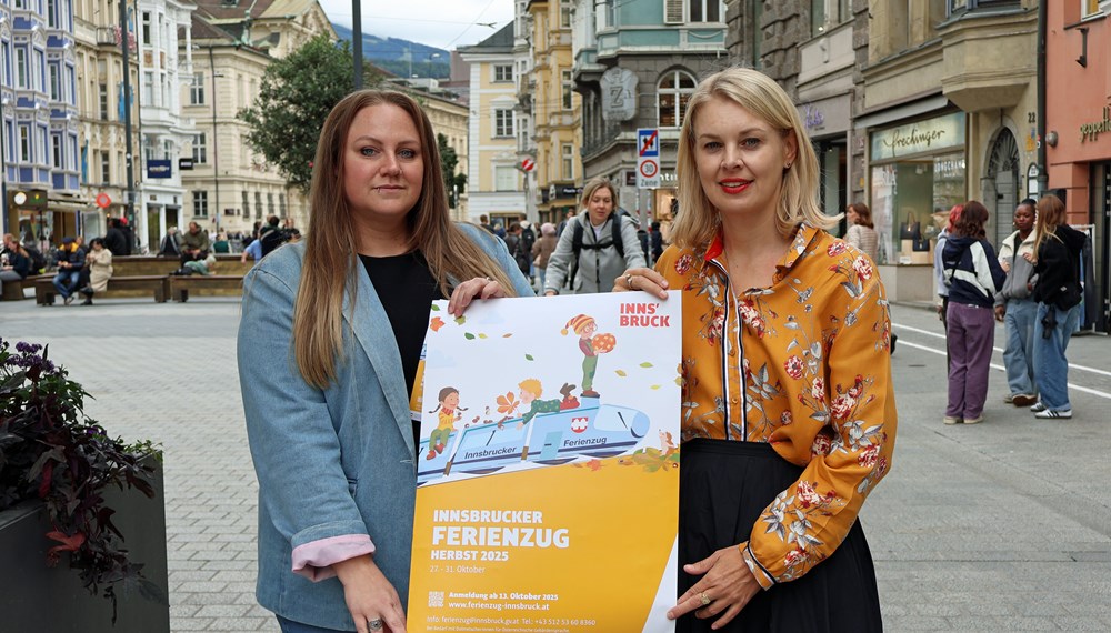 Startbereit für die Herbstferien 2025: Vizebürgermeisterin Elisabeth Mayr und Nele Meylaerts (li.) stellten das neue Programm vor.