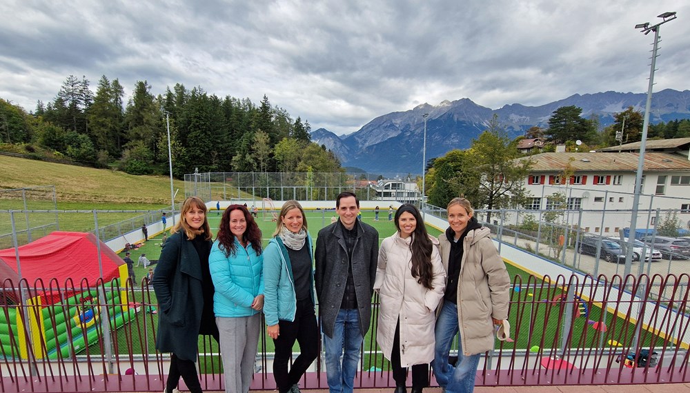 Das Team des Referats Pflegekinder, Adoption und unbegleitete minderjährige Flüchtlinge rund um Amtsleiter Raphael Hölbling (Kinder- und Jugendhilfe Innsbruck, 3.v.r.) und Referatsleiterin Johanna Moriggl (3.v.l.).
