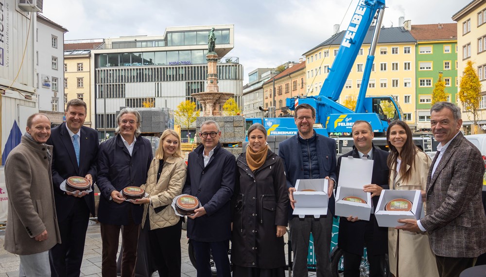 Eine Feierstunde für Stadtregierung und Wirtschaft: Die finale Phase der Neugestaltung am Bozner Platz wurde damit eingeleitet.