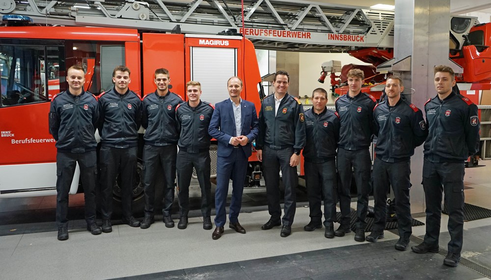 Startklar für die Ausbildung: Die acht neuen Feuerwehrmänner werden von Bürgermeister Johannes Anzengruber (5.v.l.) und Branddirektor Helmut Hager (6.v.l.) herzlich bei der Berufsfeuerwehr Innsbruck begrüßt.