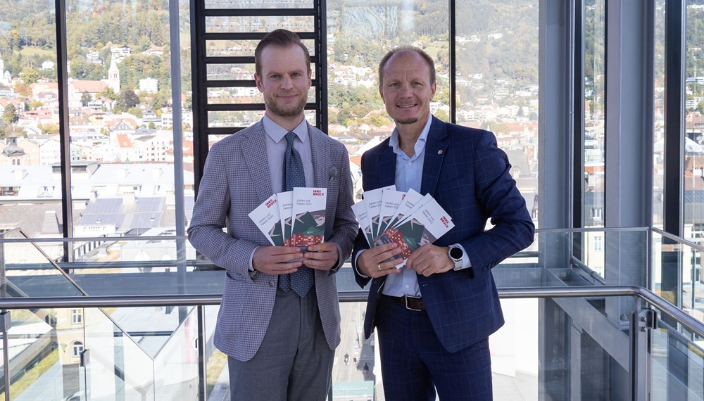 Bürgermeister Johannes Anzengruber und Amtsleiter Mathias Behmann (Stadtvermessung und Statistik) stellten heute die neue Statistikbroschüre der Landeshauptstadt Innsbruck vor.