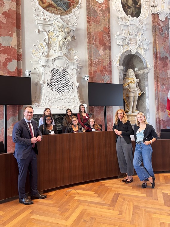 : Hoher Besuch im Landhaus! Selina, Nahelle, Mavis, Dalia, Suzana und Laura machten es sich schon mal auf der Regierungsbank gemütlich. LH-Stv. Wohlgemuth, Landesrätin Pawlata und Vizebürgermeisterin Mayr gemeinsam mit den Mädchen im Sitzungssaal des Landtags.