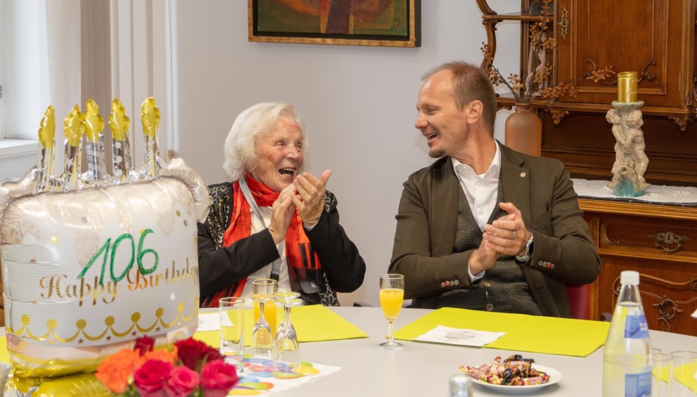 Jubilarin Josefine Psula mit Bürgermeister Johannes Anzengruber bei der Feier im Wohnheim Saggen.