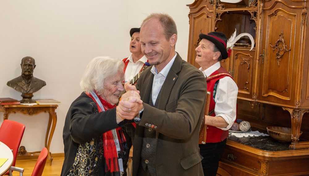 Die 106-jährige Josefine Psula ließ es sich nicht nehmen, mit Bürgermeister Johannes Anzengruber zu tanzen.