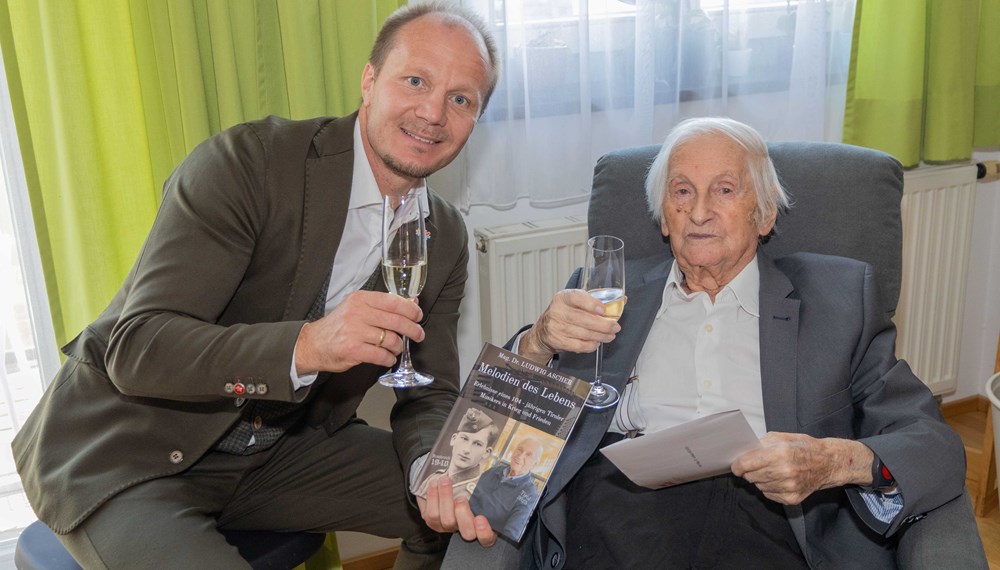 Der 105-jährige Jubilar Ludwig Ascher kann auf ein langes und bewegtes Leben zurückblicken, das auch in einem Buch festgehalten wurde.