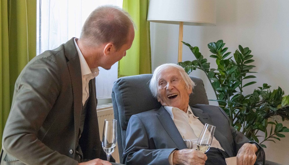Beim Besuch im Wohnheim Reichenau stießen Ludwig Ascher und Bürgermeister Johannes Anzengruber auf den Geburtstag des ältesten Innsbruckers an.
