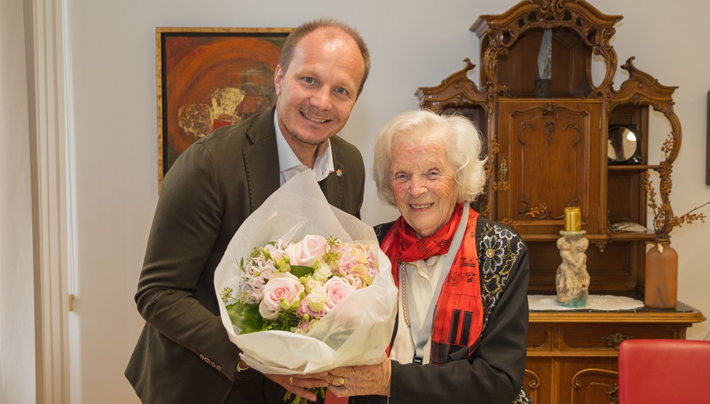 Bürgermeister Johannes Anzengruber überreichte Josefine Psula einen Blumenstrauß zum 106. Geburtstag.