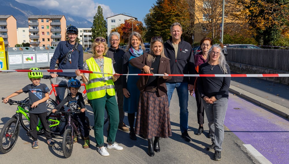 Stadträtin Mariella Lutz (5.v.r.) eröffnete die neugestaltete Gerhart-Hauptmann-Straße gemeinsam mit Referent Arnold Poller (3.v.r.) und den AnwohnerInnen (v.l.n.r.) Bastian Oechsle mit seinen Kindern Till und Nele, Elisabeth Jürschik, Andreas und Brigitte Schwab, Brigitte Miller und Ilse Kirchebner, die sich für die Umgestaltung eingesetzt hatten.