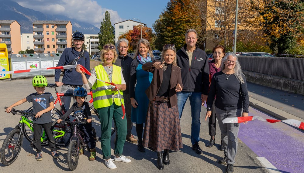 Sicherheit für alle: Stadträtin Mariella Lutz (4.v.r.) und Referent Arnold Poller (3.v.l.) freuen sich mit den AnrainerInnen der Gerhart-Hauptmann-Straße über die Umsetzung der Neugestaltung.