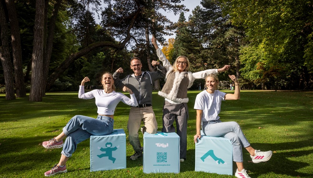 Die Bewegungsbotschafter:innen der Initiative "Gemeinsam bewegt Tirol": Josefine Fischer (Influencerin "josefine.outdoor"), Martin Veith (Radiomoderator), Isabella Krassnitzer (Journalistin und Radiomoderatorin) und Tamara Riesterer (Inhaberin und Trainerin in der Basefive).