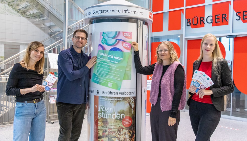 Thomas Lechleitner (Geschäftsführer Zentrum Sexuelle Gesundheit Tirol, 2. v. l.), Referentin Brigitta Kerer (1. v. l.) und Sabrina Weirauch (2. v. r.), beide Strategisches Gesundheitsmanagement und Public Health, sowie die Referentin von Frauen, Gesundheit und Queer, Isabella Mitter (1. v. r.), präsentieren das Präventionsprogramm „Innsbruck intim“.