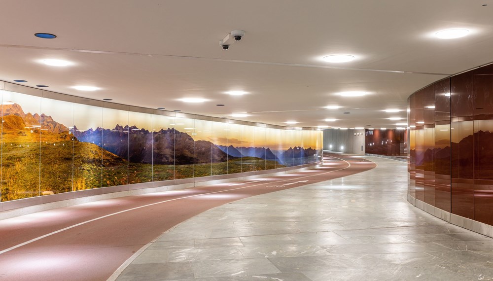 Klare Sichtachsen, gute Beleuchtung und großzügige Räume - die Bahnhofsunterführung in Lienz ist ein Vorzeigebeispiel für eine moderne Fuß- und Radquerung in Österreich. Jene in Innsbruck soll dieser um nichts nachstehen.