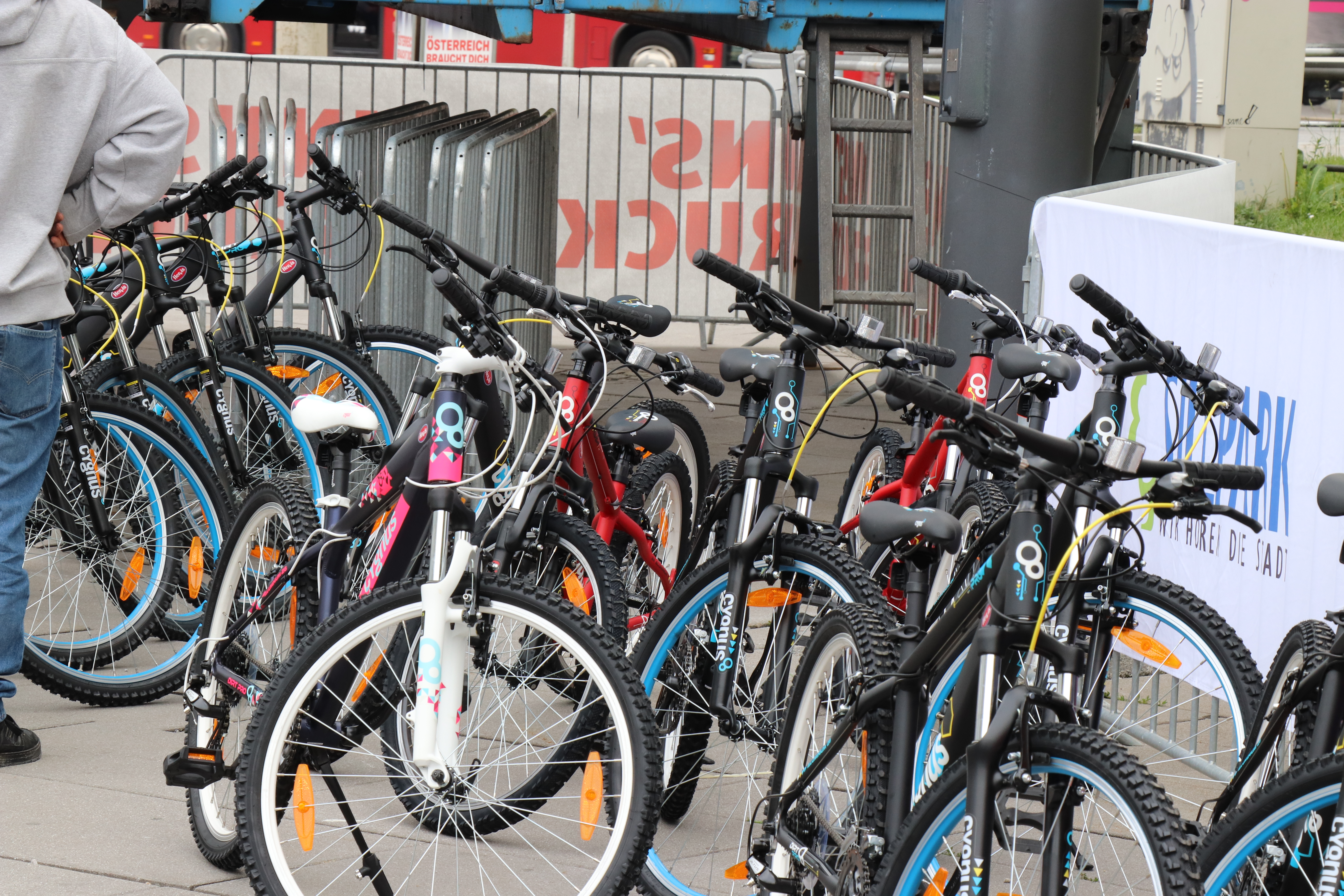 Räder und Helme können vor Ort ausgeliehen werden.