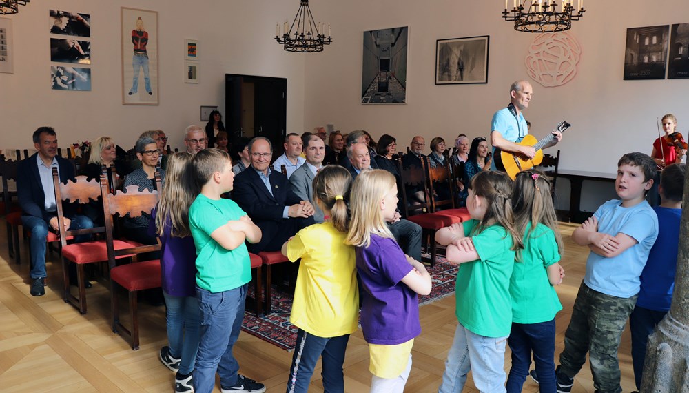 Von 17. bis 19. Mai 2019 ging die Generalversammlung des Österreichischen Chorverbandes mit dem 70 Jahr-Jubiläum des Chorverbandes Österreich in Innsbruck über die Bühne. Eröffnet wurde die Veranstaltung mit einem Empfang bei Bürgermeister Georg Willi im Bürgersaal im Historischen Rathaus. Daran nahmen neben Manfred Duringer (Landesobmann des Tiroler Sängerbundes) und Karl-Gerhard Straßl (Präsident des Chorverbandes Österreich) auch weitere VertreterInnen des Chorverbands Österreich, der Dachverbände der Bundesländer sowie des Tiroler Sängerbundes teil. Musikalisch umrahmt wurde das Zusammenkommen vom „Spatzenhaufen“, dem Kinderchor der Volksschule Steinach am Brenner, unter der Leitung von Stefan Auer.