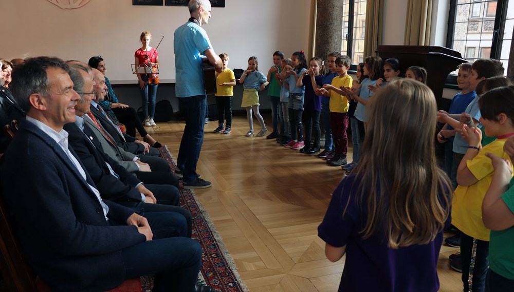 Von 17. bis 19. Mai 2019 ging die Generalversammlung des Österreichischen Chorverbandes mit dem 70 Jahr-Jubiläum des Chorverbandes Österreich in Innsbruck über die Bühne. Eröffnet wurde die Veranstaltung mit einem Empfang bei Bürgermeister Georg Willi im Bürgersaal im Historischen Rathaus. Daran nahmen neben Manfred Duringer (Landesobmann des Tiroler Sängerbundes) und Karl-Gerhard Straßl (Präsident des Chorverbandes Österreich) auch weitere VertreterInnen des Chorverbands Österreich, der Dachverbände der Bundesländer sowie des Tiroler Sängerbundes teil. Musikalisch umrahmt wurde das Zusammenkommen vom „Spatzenhaufen“, dem Kinderchor der Volksschule Steinach am Brenner, unter der Leitung von Stefan Auer.