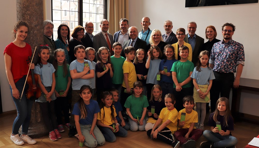 Von 17. bis 19. Mai 2019 ging die Generalversammlung des Österreichischen Chorverbandes mit dem 70 Jahr-Jubiläum des Chorverbandes Österreich in Innsbruck über die Bühne. Eröffnet wurde die Veranstaltung mit einem Empfang bei Bürgermeister Georg Willi im Bürgersaal im Historischen Rathaus. Daran nahmen neben Manfred Duringer (Landesobmann des Tiroler Sängerbundes) und Karl-Gerhard Straßl (Präsident des Chorverbandes Österreich) auch weitere VertreterInnen des Chorverbands Österreich, der Dachverbände der Bundesländer sowie des Tiroler Sängerbundes teil. Musikalisch umrahmt wurde das Zusammenkommen vom „Spatzenhaufen“, dem Kinderchor der Volksschule Steinach am Brenner, unter der Leitung von Stefan Auer.