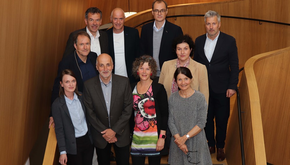 Bürgermeister Georg Willi (hinten l.) und Stadträtin Uschi Schwarzl (vorne r.) nahmen gemein-sam mit Teresa Kallsperger, Christian Schoder, Ineke Spapé (1. Reihe) sowie Markus Lobis, Gemeinderat Kurt Wallasch, Markus Mailer, Gemeinderätin Irene Heisz und Hugo Götsch (2. Reihe) an der Veranstaltung teil.