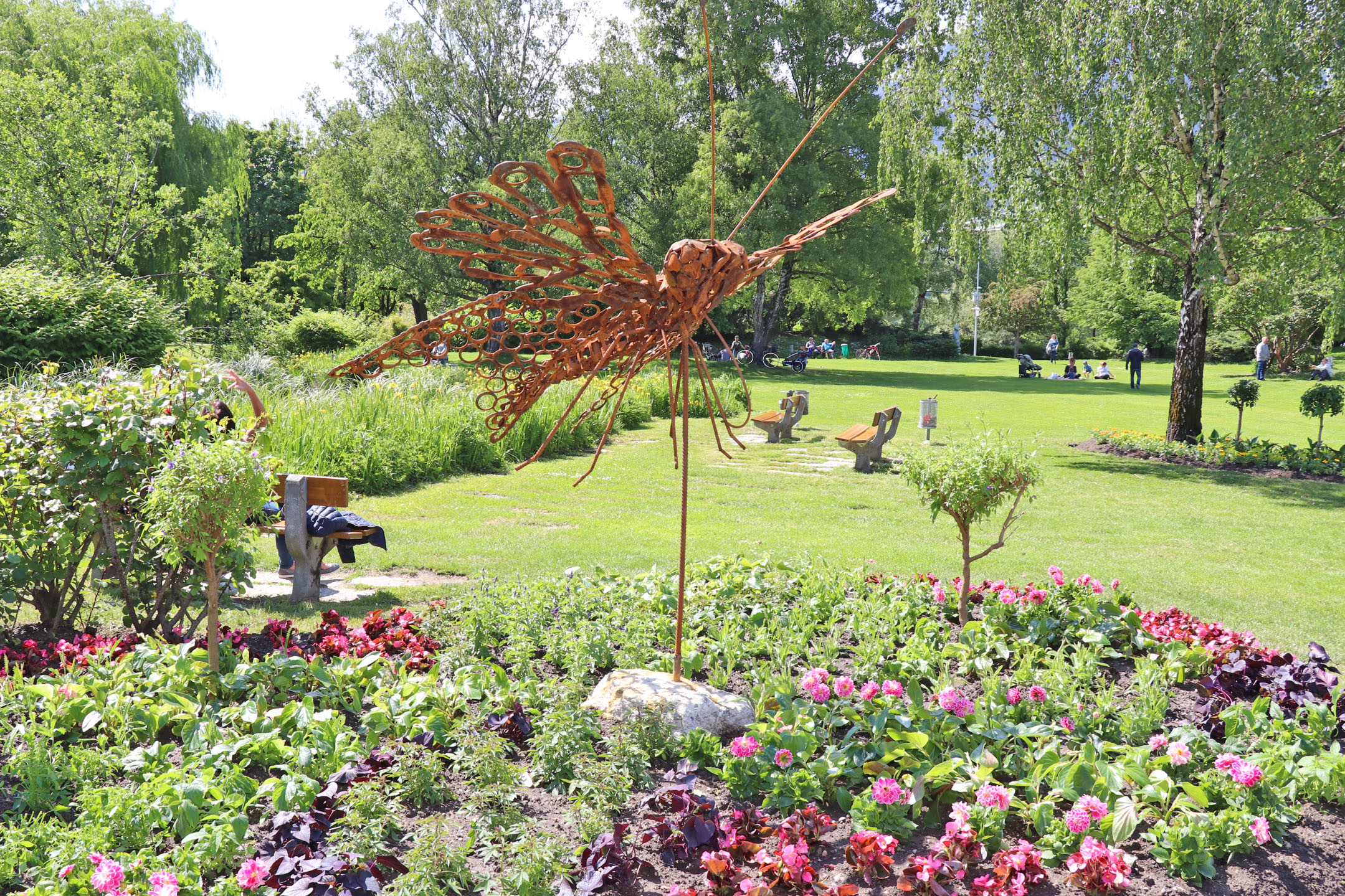 Unweit der Bienen-Skulpturen findet man die aus Metall gefertigten Schmetterlings-Darstellungen.