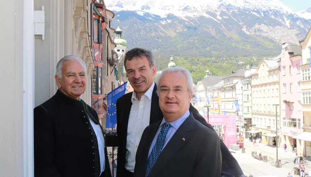 Am Freitag begrüßte Bürgermeister Georg Willi (M.) den portugiesischen Botschafter Dr. António Almeida Ribeiro (r.) und Honorarkonsul Dr. Ernst Wunderbaldinger (l.) im Rathaus. Sie tauschten sich zu aktuellen Themen aus und intensivierten die Beziehungen.