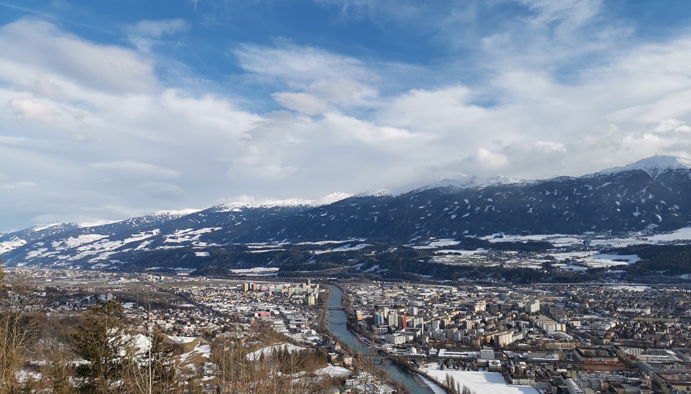 Zu Weihnachten wird es windig, daher Spaziergänge in Wäldern und Parks vermeiden und Fahrzeuge nicht unter Bäumen parken.