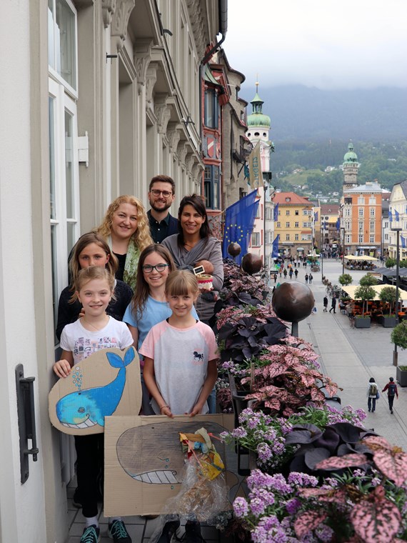 Gemeinsam mit ihren Lehrerinnen besuchten Ende Mai vier Schülerinnen der 4a-Klasse aus der Volksschule Amras das Innsbrucker Rathaus. Empfangen wurden sie von den Gemeinderätinnen Marcela Duftner, Thomas Lechleitner und Janine Bex (hinten; v. l.), mit denen sie über Nachhaltigkeit, Umweltschutz und Müllvermeidung diskutierten. Olivia (vorne links), Antonia (vorne rechts), Emma (2. Reihe links) und Amalie (2. Reihe rechts) erzählten von den kleinen und großen Aktionen, die sie selbst für den Umweltschutz setzen. Erst am Vortrag waren sie etwa mit ihrer Klasse in der Sillschlucht und sammelten Müll. AA