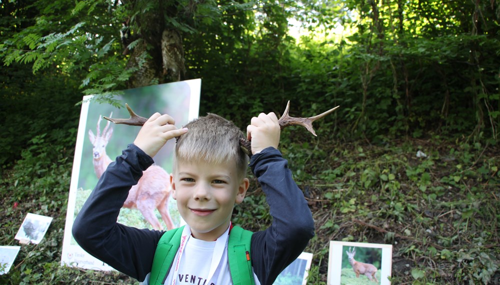 Eine Waldführung der besonderen Art unternahmen im Mai Kinder und Jugendliche der Schule am Inn. Im Rahmen des Waldprojektes „Erde“ brachen 53 SchülerInnen sowie 25 Begleitpersonen und LehrerInnen – angeführt von den Waldpädagogen des Innsbrucker Forstamtes – auf eine Entdeckungsreise mit allen Sinnen in den Auwald beim Baggersee auf. Mit fachlicher Unterstützung pflanzten die Kinder dabei auch Christbäume für die Zukunft.