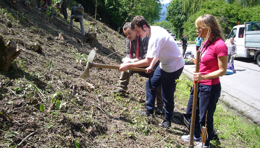 Eine Waldführung der besonderen Art unternahmen im Mai Kinder und Jugendliche der Schule am Inn. Im Rahmen des Waldprojektes „Erde“ brachen 53 SchülerInnen sowie 25 Begleitpersonen und LehrerInnen – angeführt von den Waldpädagogen des Innsbrucker Forstamtes – auf eine Entdeckungsreise mit allen Sinnen in den Auwald beim Baggersee auf. Mit fachlicher Unterstützung pflanzten die Kinder dabei auch Christbäume für die Zukunft.