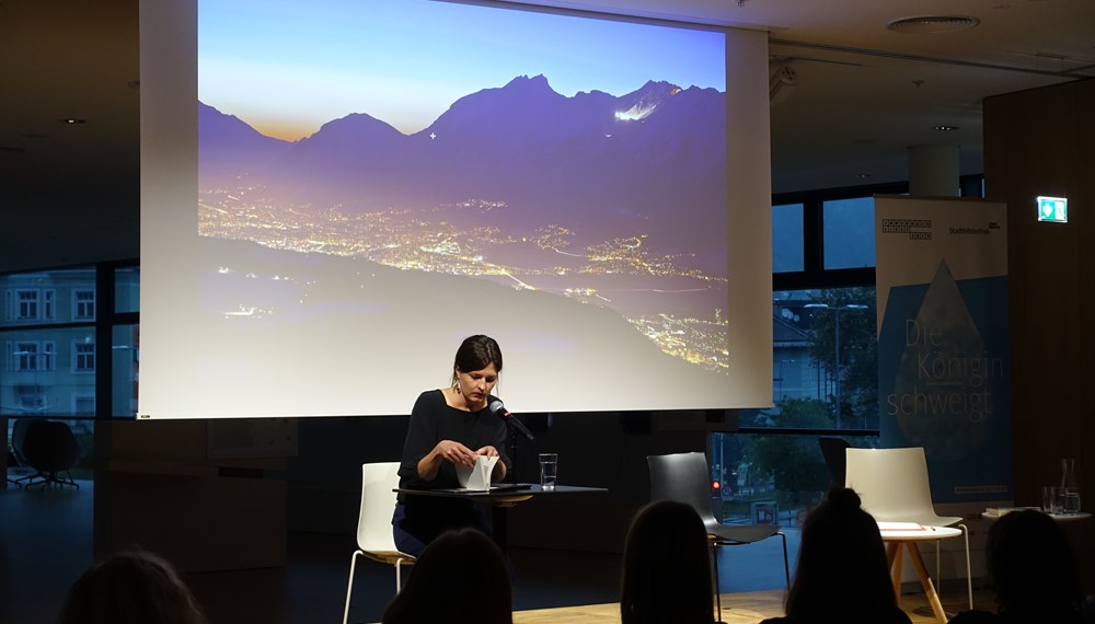 Die städtische Leseaktion "Innsbruck liest 2019" fand am 28. Mai ihren krönenden Abschluss: Die ehemaligen "Innsbruck liest"-Autorinnen Didi Drobna (2016, 2. v.l.) und Dimitré Dinev (2006, 1. v.r.) erzählten von ihren persönlichen Erinnerungen an Innsbruck und lasen aus ihren aktuellen Werken. Die heurige "Innsbruck liest"-Autorin Laura Freudenthaler ("Die Königin schweigt", 1. v.l.) las aus ihrem neuen Roman "Geistergeschichte", der kürzlich mit dem Literaturpreis der Europäischen Uniion ausgezeichnet wurde. Im Bild mit Moderatorin Anna Rottensteiner (Literaturhaus am Inn, 2. v.r.).