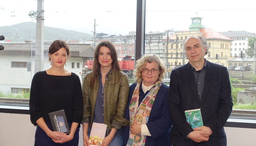 Die städtische Leseaktion "Innsbruck liest 2019" fand am 28. Mai ihren krönenden Abschluss: Die ehemaligen "Innsbruck liest"-Autorinnen Didi Drobna (2016, 2. v.l.) und Dimitré Dinev (2006, 1. v.r.) erzählten von ihren persönlichen Erinnerungen an Innsbruck und lasen aus ihren aktuellen Werken. Die heurige "Innsbruck liest"-Autorin Laura Freudenthaler ("Die Königin schweigt", 1. v.l.) las aus ihrem neuen Roman "Geistergeschichte", der kürzlich mit dem Literaturpreis der Europäischen Uniion ausgezeichnet wurde. Im Bild mit Moderatorin Anna Rottensteiner (Literaturhaus am Inn, 2. v.r.).