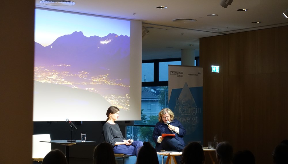 Die städtische Leseaktion "Innsbruck liest 2019" fand am 28. Mai ihren krönenden Abschluss: Die ehemaligen "Innsbruck liest"-Autorinnen Didi Drobna (2016, 2. v.l.) und Dimitré Dinev (2006, 1. v.r.) erzählten von ihren persönlichen Erinnerungen an Innsbruck und lasen aus ihren aktuellen Werken. Die heurige "Innsbruck liest"-Autorin Laura Freudenthaler ("Die Königin schweigt", 1. v.l.) las aus ihrem neuen Roman "Geistergeschichte", der kürzlich mit dem Literaturpreis der Europäischen Uniion ausgezeichnet wurde. Im Bild mit Moderatorin Anna Rottensteiner (Literaturhaus am Inn, 2. v.r.).