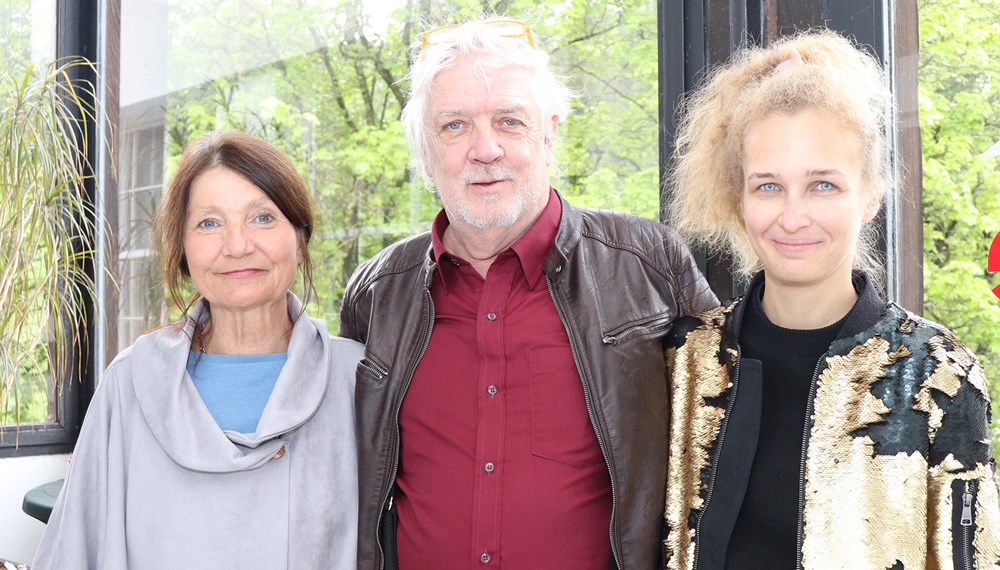 Zum 28. und letzten Mal organisiert Helmut Groschup (M.) heuer das Internationale Filmfestival Innsbruck (IFFI), bevor er an seine Nachfolgerin Anna Ladinig (r.) übergibt. Aus diesem Grund lud Stadträtin Uschi Schwarzl (l.) im Namen der Stadt Innsbruck das Veranstaltungsteam und Filmfreunde zum Mittagessen in die alte Patscherkofel-Talstation ein.