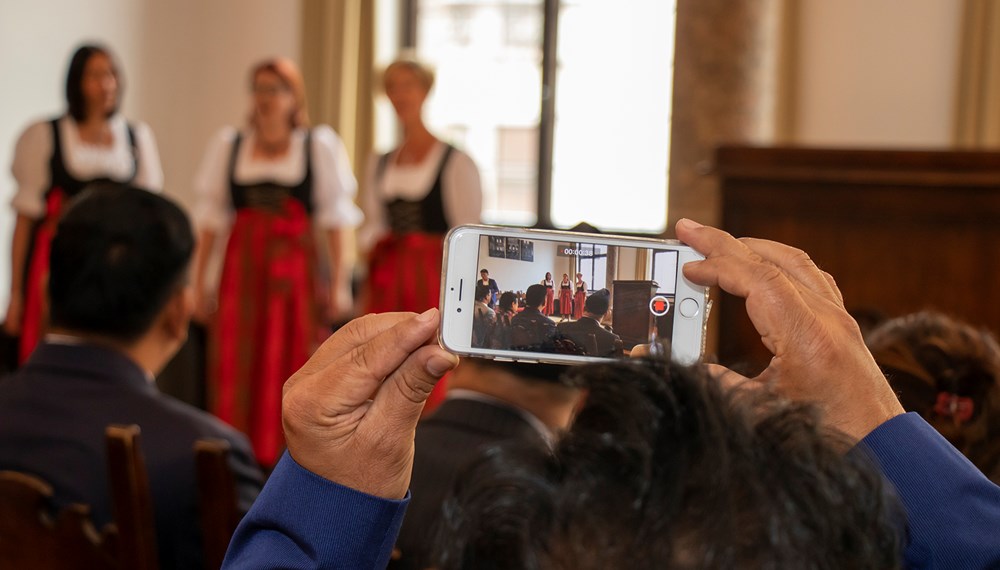 Eine Delegation aus Nepal nutzte diese Woche im Anschluss an ihre Teilnahme bei der Klimakonferenz "R20 Austrian World Summit" in Wien die Gelegenheit, die Stadt Innsbruck zu besuchen. Bürgermeister Georg Willi empfing die Gäste im Bürgersaal des Historischen Rathauses. Der Delegation gehörten unter anderem auch der nepalesische Vizepräsident Nanda Bahadur Pun (7. v. l.), Umweltminister Shakti Bahadur Basnet (5. v. l.) sowie der nepalesische Botschafter in Österreich, H.E. Prakash Kumar Suvedi (4. v. r.) an. Bergsteigerlegende und Nepal-Experte Wolfgang Nairz (3. v. r.: Obmann Nepalhilfe Tirol) nutzte ebenfalls die Gelegenheit, beim Treffern anwesend zu sein. Das Musik-Trio "Dreiklang" aus dem Tiroler Unterland untermalte den Besuch mit folkloristischer Musik. Im Rahmen des Besuches in der Tiroler Landeshauptstadt findet anlässlich des "International Everest Day" im Haus der Musik Innsbruck ein Fest-Vortrag von Bergsteigerlegende Prof. Peter Habeler statt.