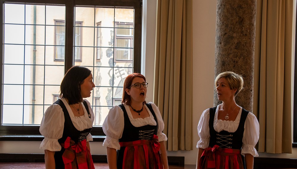 Eine Delegation aus Nepal nutzte diese Woche im Anschluss an ihre Teilnahme bei der Klimakonferenz "R20 Austrian World Summit" in Wien die Gelegenheit, die Stadt Innsbruck zu besuchen. Bürgermeister Georg Willi empfing die Gäste im Bürgersaal des Historischen Rathauses. Der Delegation gehörten unter anderem auch der nepalesische Vizepräsident Nanda Bahadur Pun (7. v. l.), Umweltminister Shakti Bahadur Basnet (5. v. l.) sowie der nepalesische Botschafter in Österreich, H.E. Prakash Kumar Suvedi (4. v. r.) an. Bergsteigerlegende und Nepal-Experte Wolfgang Nairz (3. v. r.: Obmann Nepalhilfe Tirol) nutzte ebenfalls die Gelegenheit, beim Treffern anwesend zu sein. Das Musik-Trio "Dreiklang" aus dem Tiroler Unterland untermalte den Besuch mit folkloristischer Musik. Im Rahmen des Besuches in der Tiroler Landeshauptstadt findet anlässlich des "International Everest Day" im Haus der Musik Innsbruck ein Fest-Vortrag von Bergsteigerlegende Prof. Peter Habeler statt.