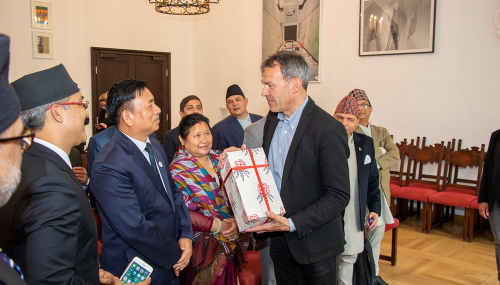 Eine Delegation aus Nepal nutzte diese Woche im Anschluss an ihre Teilnahme bei der Klimakonferenz "R20 Austrian World Summit" in Wien die Gelegenheit, die Stadt Innsbruck zu besuchen. Bürgermeister Georg Willi empfing die Gäste im Bürgersaal des Historischen Rathauses. Der Delegation gehörten unter anderem auch der nepalesische Vizepräsident Nanda Bahadur Pun (7. v. l.), Umweltminister Shakti Bahadur Basnet (5. v. l.) sowie der nepalesische Botschafter in Österreich, H.E. Prakash Kumar Suvedi (4. v. r.) an. Bergsteigerlegende und Nepal-Experte Wolfgang Nairz (3. v. r.: Obmann Nepalhilfe Tirol) nutzte ebenfalls die Gelegenheit, beim Treffern anwesend zu sein. Das Musik-Trio "Dreiklang" aus dem Tiroler Unterland untermalte den Besuch mit folkloristischer Musik. Im Rahmen des Besuches in der Tiroler Landeshauptstadt findet anlässlich des "International Everest Day" im Haus der Musik Innsbruck ein Fest-Vortrag von Bergsteigerlegende Prof. Peter Habeler statt.