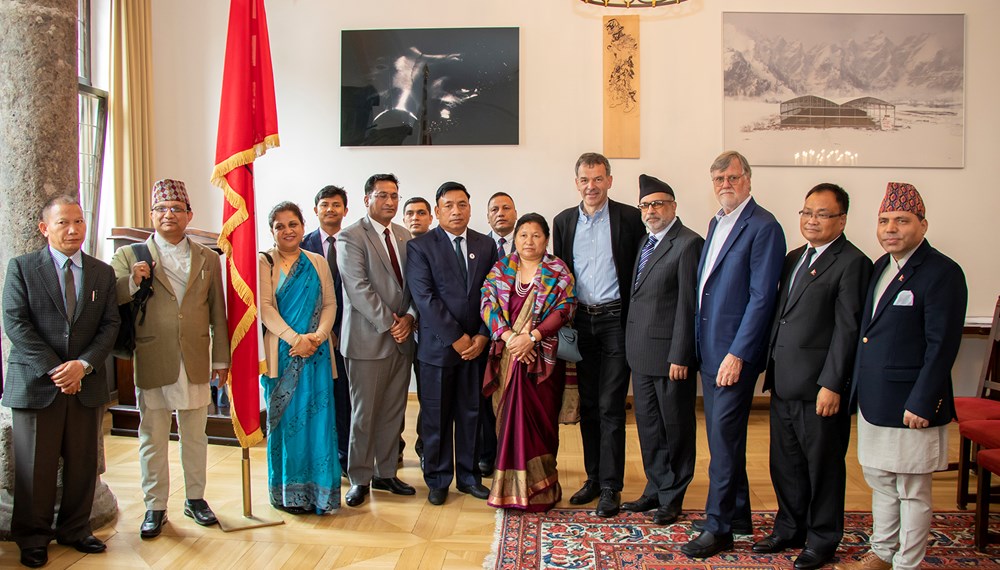 Eine Delegation aus Nepal nutzte diese Woche im Anschluss an ihre Teilnahme bei der Klimakonferenz "R20 Austrian World Summit" in Wien die Gelegenheit, die Stadt Innsbruck zu besuchen. Bürgermeister Georg Willi empfing die Gäste im Bürgersaal des Historischen Rathauses. Der Delegation gehörten unter anderem auch der nepalesische Vizepräsident Nanda Bahadur Pun (7. v. l.), Umweltminister Shakti Bahadur Basnet (5. v. l.)  sowie der nepalesische Botschafter in Österreich, H.E. Prakash Kumar Suvedi (4. v. r.) an. Bergsteigerlegende und Nepal-Experte Wolfgang Nairz (3. v. r.: Obmann Nepalhilfe Tirol) nutzte ebenfalls die Gelegenheit, beim Treffern anwesend zu sein. Das Musik-Trio "Dreiklang" aus dem Tiroler Unterland untermalte den Besuch mit folkloristischer Musik. Im Rahmen des Besuches in der Tiroler Landeshauptstadt findet anlässlich des "International Everest Day" im Haus der Musik Innsbruck ein Fest-Vortrag von Bergsteigerlegende Prof. Peter Habeler statt.