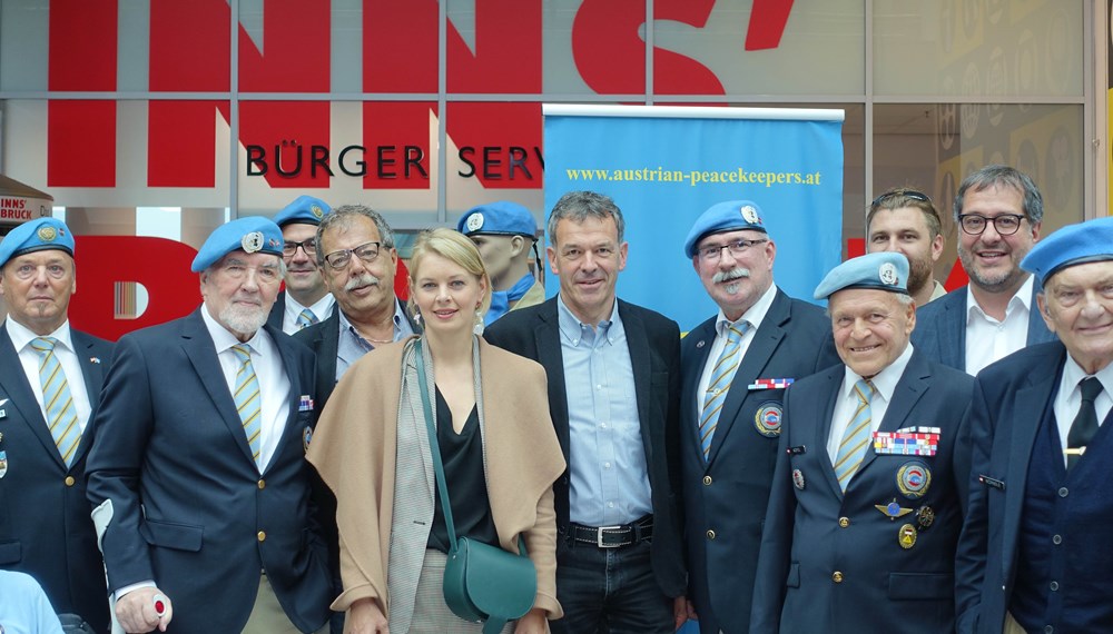 Anlässlich des „Internationalen Tages der Friedenstruppen der Vereinten Nationen“ stattete Gerhard F. Dujmovits, Wachtmeister außer Dienst (Bundesheer) sowie Landesleiter Tirol Vereinigung Österreichischer Peacekeeper mit zahlreichen Mitgliedern Bürgermeister Georg Willi (Mitte), Vizebürgermeister Franz X. Gruber (2.v.r.), Stadträtin Mag.a Elisabeth Mayr (Mitte) und Gemeinderat Gerhard Fritz (4.v.l.) sowie weiteren Gemeinderatsmitgliedern einen Besuch ab. Es war die Initiative von Gerhard Dujmovits, dass der Stadtsenat vor Kurzem beschloss, vier UN-Fahnen anzukaufen und das Innsbrucker Rathaus damit am 29. Mai zu beflaggen. Die Vereinten Nationen ehren an diesem Tag alljährlich die Frauen und Männer, die im Dienst der Friedenssicherung stehen bzw. ihr Leben für den Frieden gelassen haben. Bereits über 110.000 österreichische SoldatInnen haben als „Blauhelme“ an UN-Friedens-Missionen teilgenommen. Die „Vereinigung Österreichischer Peacekeeper“ wurde am 14. Dezember 1995 gegründet. 180 Mitglieder zählt der Verein in Tirol, österreichweit sind es ca. 2.000. Der Verein besteht aus SoldatInnen, PolizistInnen und ZivilistInnen, die im Ausland bei Friedenseinsätzen mitgewirkt haben. Ein wesentliches Ziel der „Peacekeeper“ ist, alle Maßnahmen zur Erhaltung von Frieden und Menschenrechten zu unterstützen und zu fördern.