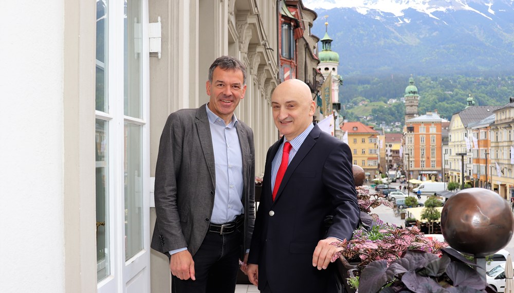 Beim Antrittsbesuch des Botschafters von Georgien, Professor David Dondua (r.), lud Bürgermeister Georg Willi den Botschafter ein, den Blick über die Innsbrucker Innenstadt und auf die Nordkette vom Balkon des Rathauses zu genießen. Innsbruck unterhält dank seiner mehr als drei Jahrzehnte währenden Städtepartnerschaft mit Tiflis, der Hauptstadt Georgiens, eine freundschaftliche Beziehung zum Herkunftsland des Botschafters. Im anschließenden Gespräch ging es überwiegend um wirtschaftliche Zusammenarbeit.
