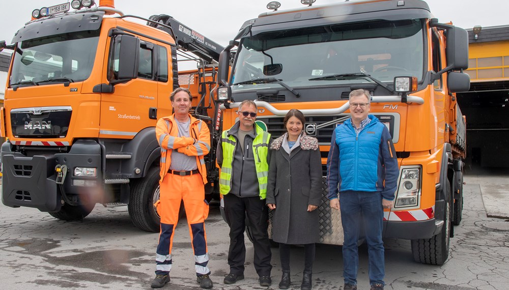 Josef Mühlmann (r.), Markus Baumann (l.) und Manfred Danner (2. v. l.) informierten im städtischen Fuhrpark in der Rossau die ressortzuständige Stadträtin Uschi Schwarzl über die technischen Details der neu ausgerüsteten LKW der Stadt Innsbruck.