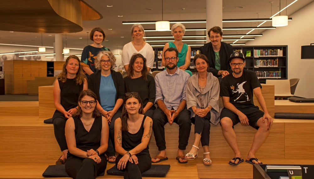 Die PreisträgerInnen der „stadt_potenziale 2019“: Sieben Projekte wurden ausgezeichnet. Im Bild mit Stadträtin Uschi Schwarzl (2. Reihe, 2. v.r.), Denise Teutsch-Zumtobel (Kulturamt, 3. Reihe, 1. v.l.) und Christina Krenmayr (Leiterin Stadtbibliothek, 3. Reihe, 2. v.l.).