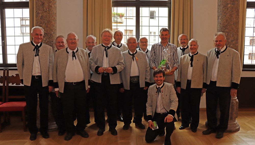 Die Sängervereinigung Wolkensteiner machte Bürgermeister Georg Willi (4.v.r.) nachträglich zum Geburtstag eine ganz besondere Freude. Unter Chorleiter Emmanuel Dallapozza (v. kniend) gaben die tonsicheren Sänger traditionelle Lieder zum Besten und trugen selbst geschriebene Gedichte vor. Auch der Bürgermeister stimmte beim Gesang kräftig mit ein und freute sich über die musikalischen Glückwünsche.