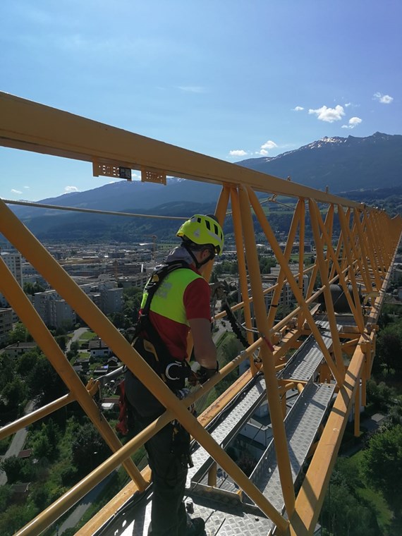 An Fronleichnam trafen sich die Höhenretter der Freiwilligen Feuerwehr Mühlau mit jenen der Berufsfeuerwehr Innsbruck zum gemeinsamen fachlichen Austausch. Vor Ort wurden das Sichern an einem Baukran gegen Verdrehen, das Abseilen eines Arbeiters im Bereich des Aufstiegs und die Rettung eines Kranführers aus dem Führerstand in 52 Metern Höhe geübt. Den Abschluss des Übungstages bildete die Rettung einer Person vom sogenannten Kranaufleger. Zudem wurden auch die erforderlichen technischen Details zum Kran von einem Kollegen und Mitarbeiter der Firma PORR erklärt und den Höhenrettern näher gebracht. Die zwölf Mitglieder der Feuerwehr Innsbruck hatten zwar einen schweißtreibenden Feiertag, konnten aber sehr interessante und einsatzrelevante Übungen durchführen. Ein herzliches Danke der Feuerwehr gilt der Firma Porr, die der Feuerwehr die Möglichkeit zur Nutzung des Krans in der Türingstrasse zur Verfügung stellte.