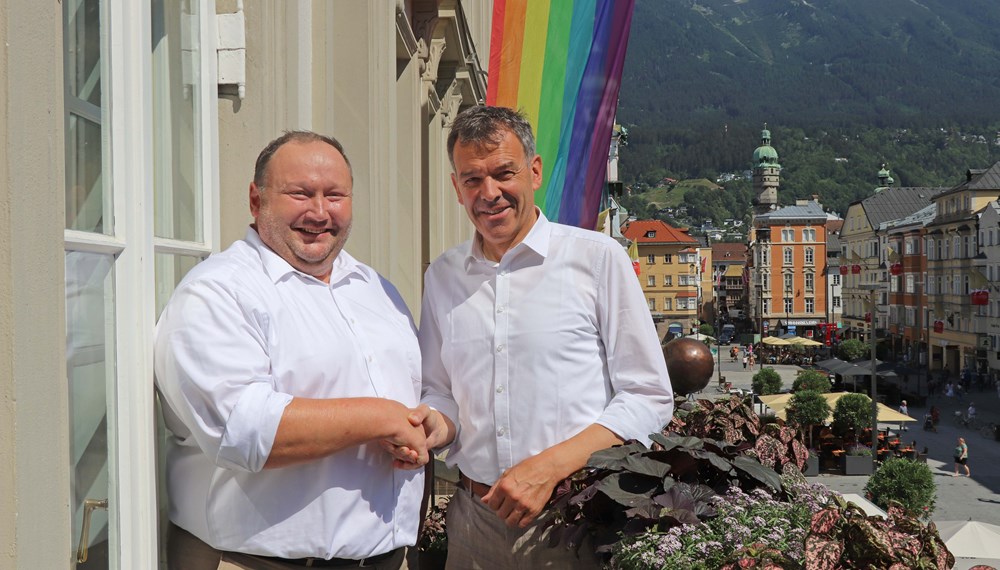 Nach sechs Jahren im Amt als Generalsekretär der Alpenkonvention legt Mag. Markus Reiterer (l.) sein Amt nun nieder. Bürgermeister Georg Willi (r.) bedankte sich für die gute Zusammenarbeit und wünschte dem internationalen Umweltrechtsexperten für die Zukunft alles Gute.