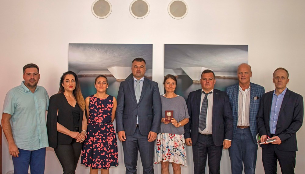 Umweltstadträtin Uschi Schwarzl empfing im Rathaus der Stadt Innsbruck kürzlich eine hochrangige serbische Delegation, angeführt von Srđan Kružević (4. v. l.), dem stellvertretenden Oberbürgermeister der Stadt Novi Sad. Die serbische Stadt plant den Bau einer Kläranlage zu verwirklichen. Gemeinsam mit Gerhard Langer (r.) und Wolfgang Widmann (2. v. r.) von der Firma ILF Consulting Engineers Austria GmbH, die sich um den Beratungsauftrag bemüht, besichtigten die BesucherInnen am Nachmittag die Kläranlage in Innsbruck. Neben umweltspezifischen Themen wurde auch über die vielen Gemeinsamkeiten der beiden Städte gesprochen. So ist Novi Sad wie Innsbruck eine Universitätsstadt mit rund 40.000 Studierenden.