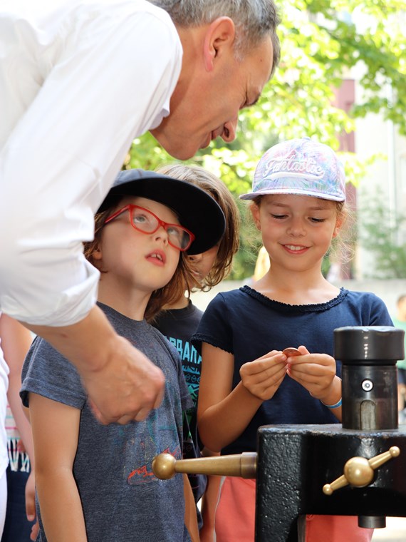 Am 1. Juli begrüßten die SchülerInnen der Volksschule Franz-Fischer-Straße Bürgermeister Georg Willi bei ihrem Sommerfest mit Spielen aus alter Zeit. Nicht nur die Kinder, auch der Bürgermeister waren trotz Hitze mit Feuereifer bei der Sache.