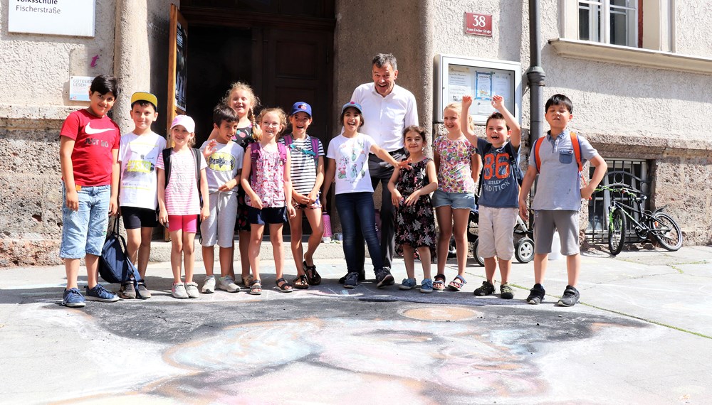 Am 1. Juli begrüßten die SchülerInnen der Volksschule Franz-Fischer-Straße Bürgermeister Georg Willi bei ihrem Sommerfest mit Spielen aus alter Zeit. Nicht nur die Kinder, auch der Bürgermeister waren trotz Hitze mit Feuereifer bei der Sache.