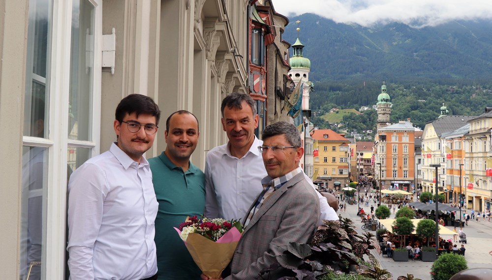 Zum Kennenlernen und gemeinsamen Austausch traf sich Bürgermeister Georg Willi Anfang Juli mit Vertretern vom MEEVI (Moscheen - Errichtungs-, Erhaltungs- und Verwaltungsverein). Ismail Demir (l.), Adem Küpeli (2. v. l.) und Mehmet Son (r.) sprachen mit Innsbrucks Stadtoberhaupt über die Bedeutung einer guten Zusammenarbeit . Abschließend luden die drei Gäste Georg Willi ein, sich selbst ein Bild vom Vereinssitz in der Amraser Straße und der Vereinstätigkeit zu machen.