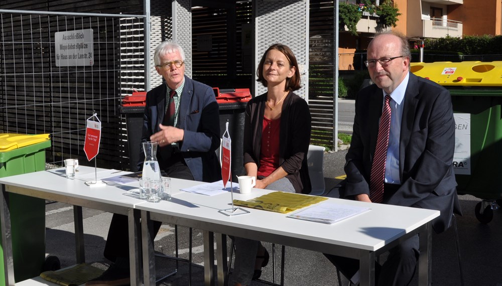 Stellten das neue Sammelsystem vor (v.l.): Prof. Dr. Klaus Lugger, Geschäftsführer der Neuen Heimat Tirol, Vizebürgermeisterin Mag.a Sonja Pitscheider und IKB-Vorstandsdirektor DI Helmuth Müller